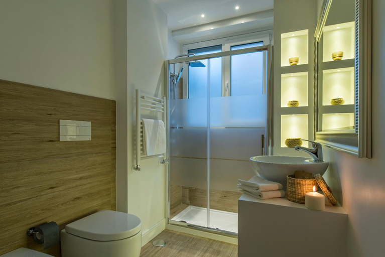 Bathroom 2, Aruna Suites, Rome