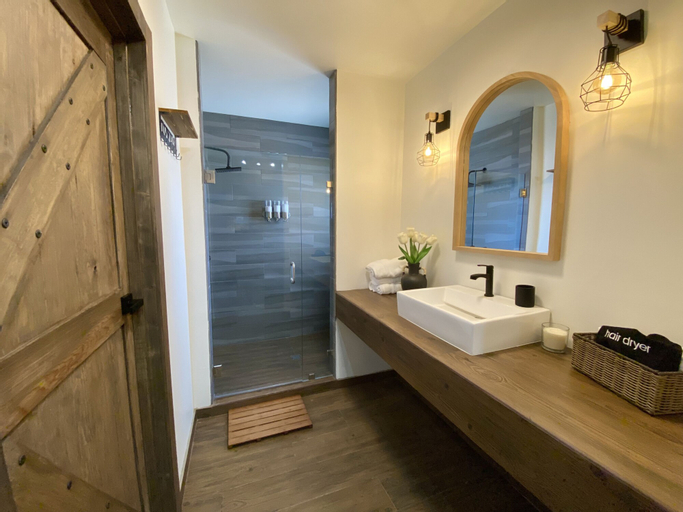 Bathroom 13