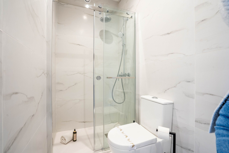 Bathroom 2, Skyline Lofts by LovelyStay, Matosinhos