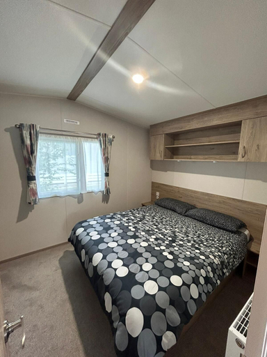 Room 5, Caravansleeps4-beachfront-garden-patio, Cornwall