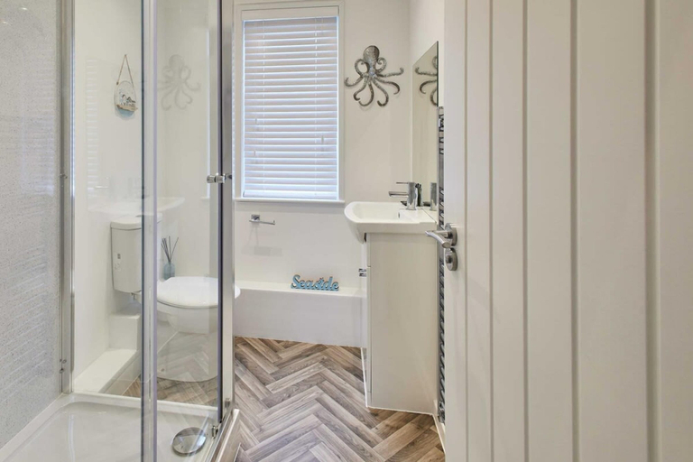 Bathroom 3, Host Stay Sea View Road, East Riding of Yorkshire