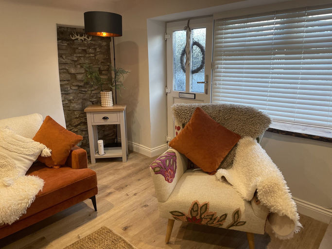 Others 5, Charming 1-bed Cottage in Brynmenyn, Bridgend