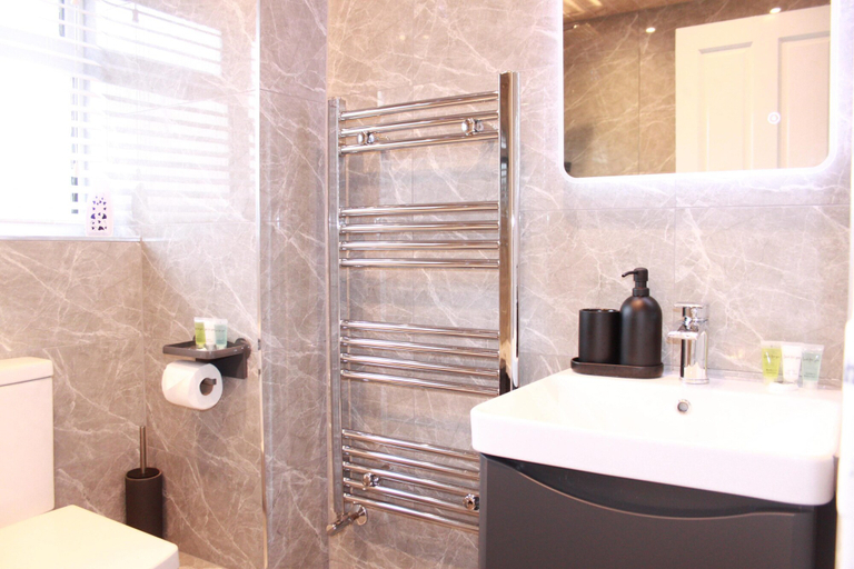 Bathroom 3, 6guests-parking-nearstansted-accessible, Essex