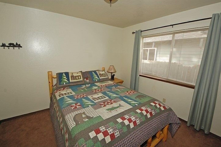 Room 3, 1987 Cherokee St. 3 Bedroom Home by RedAwning, El Dorado