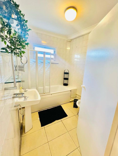 Bathroom, Captivating 2-bed Apartment in Clapham, London