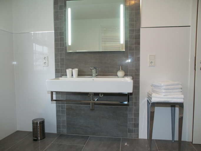 Bathroom 1, Weingut Bastian, Bernkastel-Wittlich