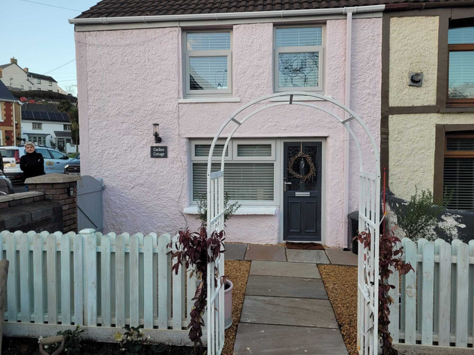 Exterior & Views 2, Charming 1-bed Cottage in Brynmenyn, Bridgend