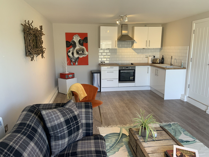 Others 4, 1-bed - Sleeps 2 - Pet Friendly w Parking, Central Bedfordshire