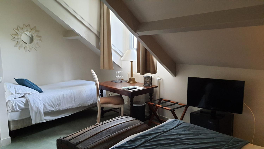 Bedroom, LOGIS - Hotel & Restaurant Le Gonfalon, Seine-et-Marne