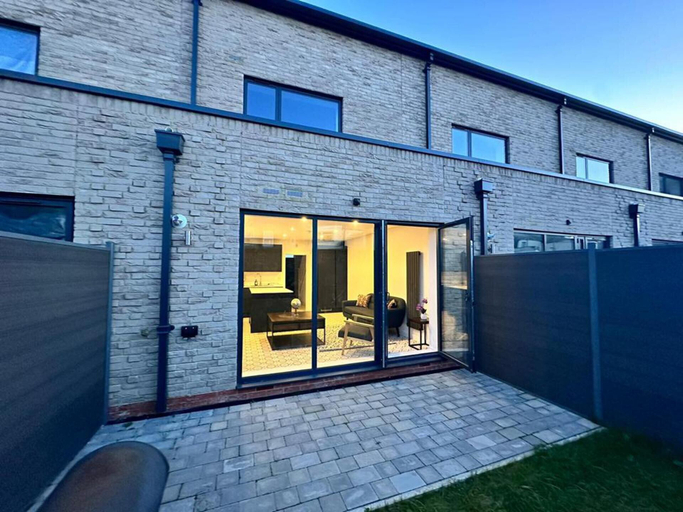 Exterior & Views, Immaculate 4-bed House Near City Airport, London