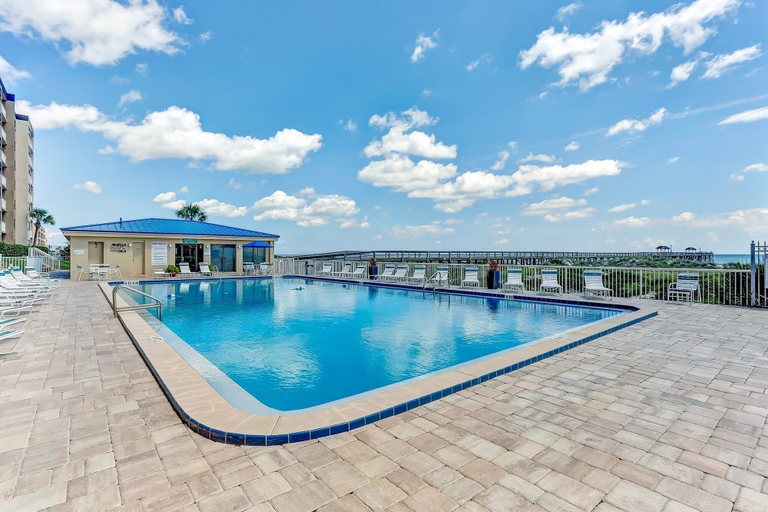 Sport & Beauty 5, Spacious Oceanfront Condo, Easy Access to Private Fishing Pier by RedAwning, Nassau