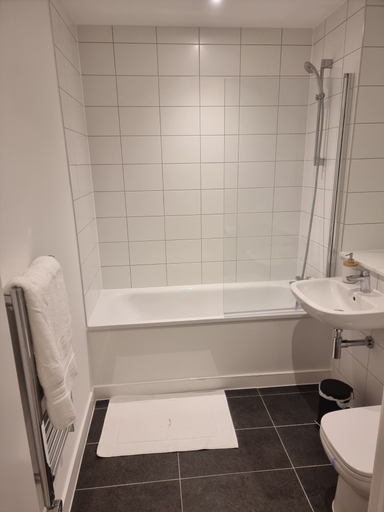 Bathroom, Captivating 1-bed Apartment in Manchester, Manchester