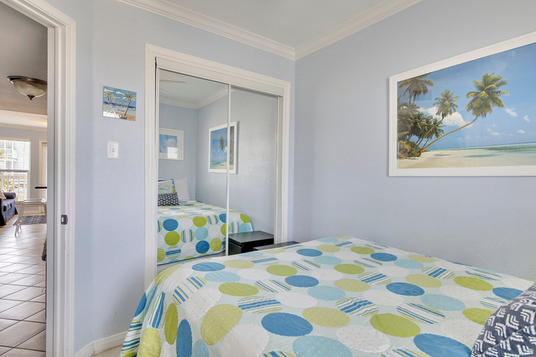Room 4, Seascape 1120 Studio Bedroom Condo by RedAwning, Galveston
