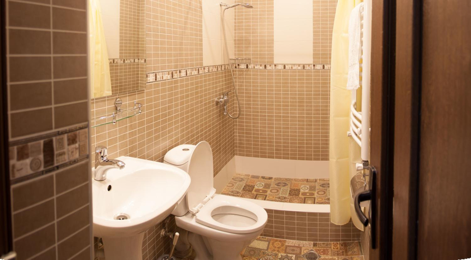Bathroom 2, Pushkin 10 Hostel, Tbilisi