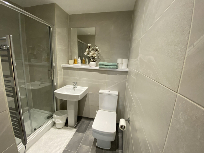 Bathroom 4, Stunning two bed City Center Apartment, Sefton