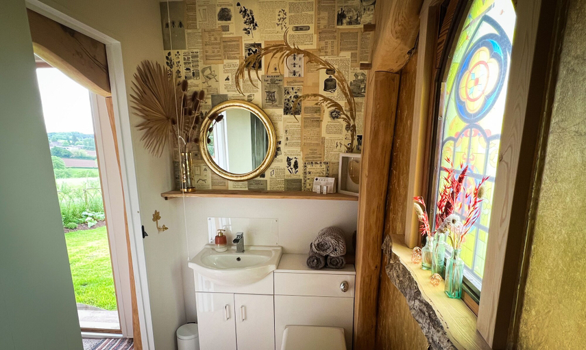 Bathroom 3, Luxury Shepherd's Hut Style Cabin With Views, Herefordshire