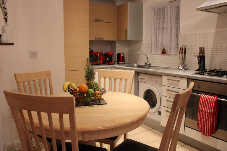 Others 4, Apartment - Sleeps 2 - Parking - Station Close, London