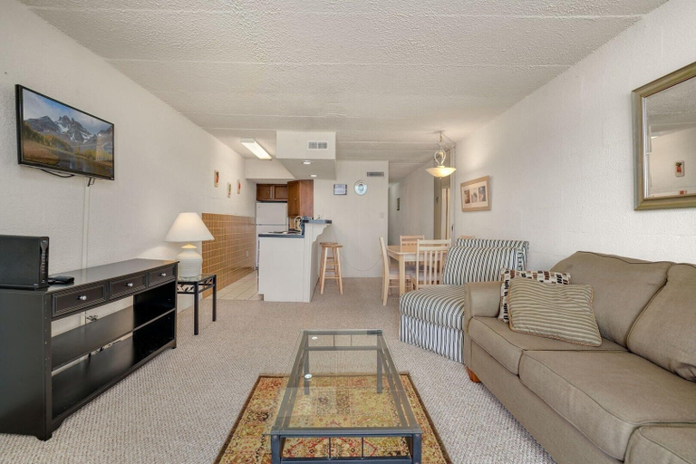 Living area 5, Polynesian 502 1 Bedroom Condo by RedAwning, Worcester