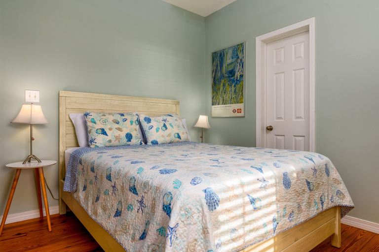 Room 5, Coconut Breeze - 105 St Dennis 4 Bedroom Home by RedAwning, Mobile