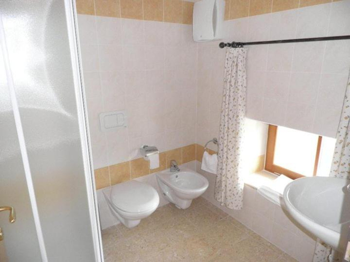 Bathroom 3, Taxus Hostel, Trento