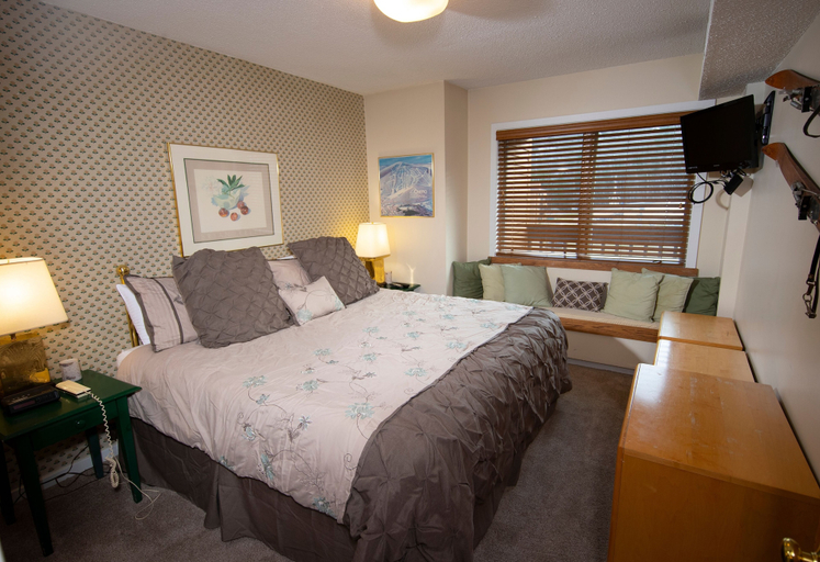 Bedroom, Mountain Lodge At Okemo-1br Fireplace & Updated Kitchen 1 Bedroom Condo by RedAwning, Windsor