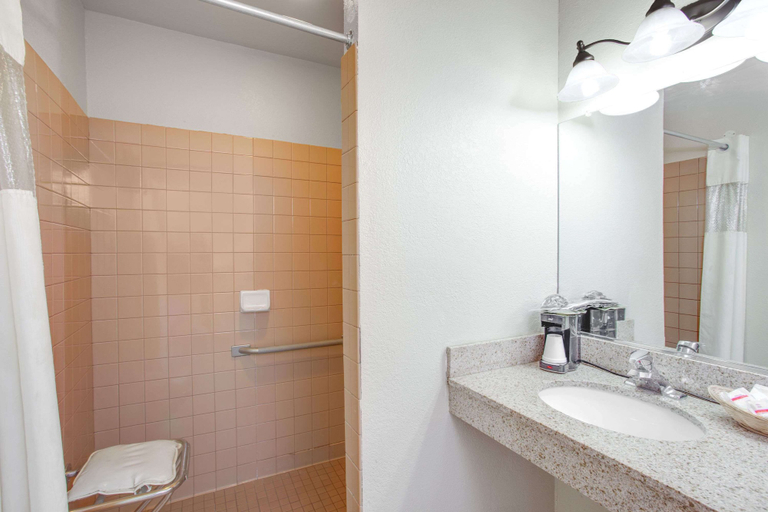 Bathroom 4, Baymont by Wyndham Coalinga, Fresno