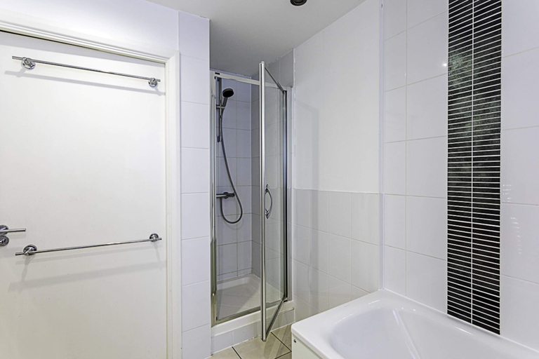 Bathroom 4, Trendy Queen's Park Apartment With Views Across London, London