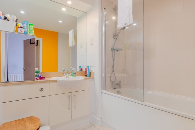 Bathroom 2, Quirky 1BD Flat W/gym & City Views Dalston!, London