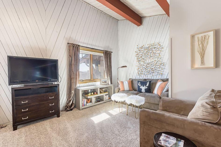 Living room 4, Phoenix 118 4 Bedroom Townhouse by RedAwning, Routt
