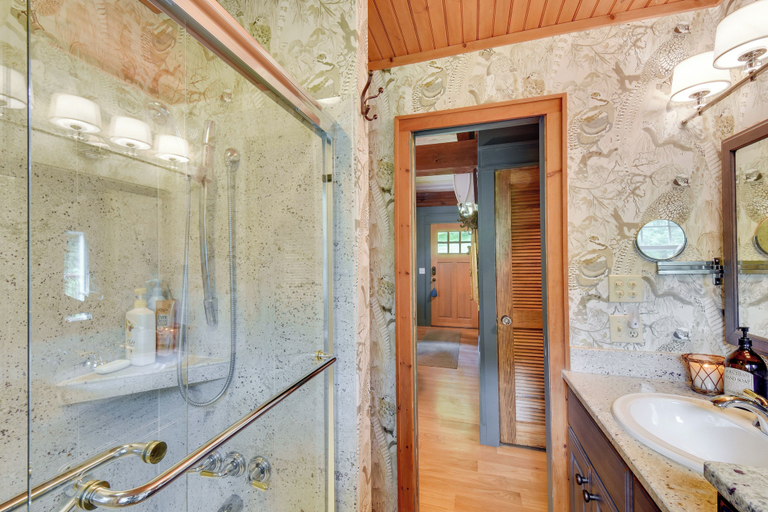 Bathroom 4, Enchanting Highlands Cottage w/ Pond & Waterfall, Macon