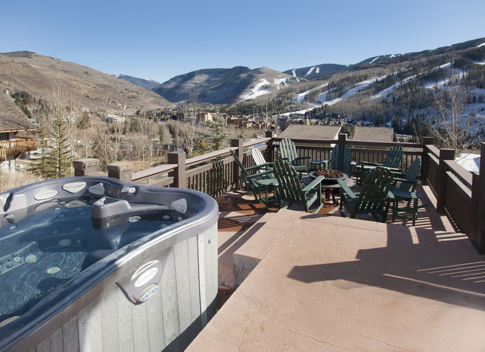 Outdoor spa tub, Robason  6 Bedroom Home by RedAwning, Eagle