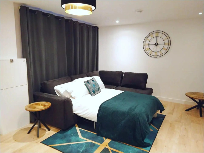 Bedroom 3, Stunning Modern Christchurch Town Centre Apartment, Dorset
