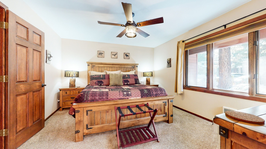 Room 2, Winterset #3 3 Bedroom Condo by RedAwning, Mono