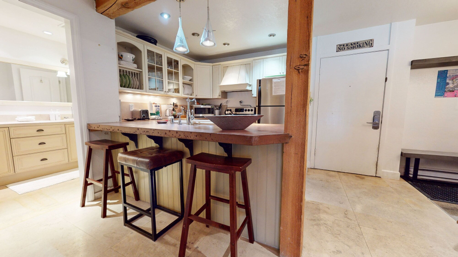 Private kitchen 2, Summit #92 3 Bedroom Condo by RedAwning, Mono