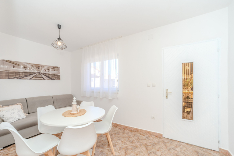 Others 5, Apartments Plantosar, Vir