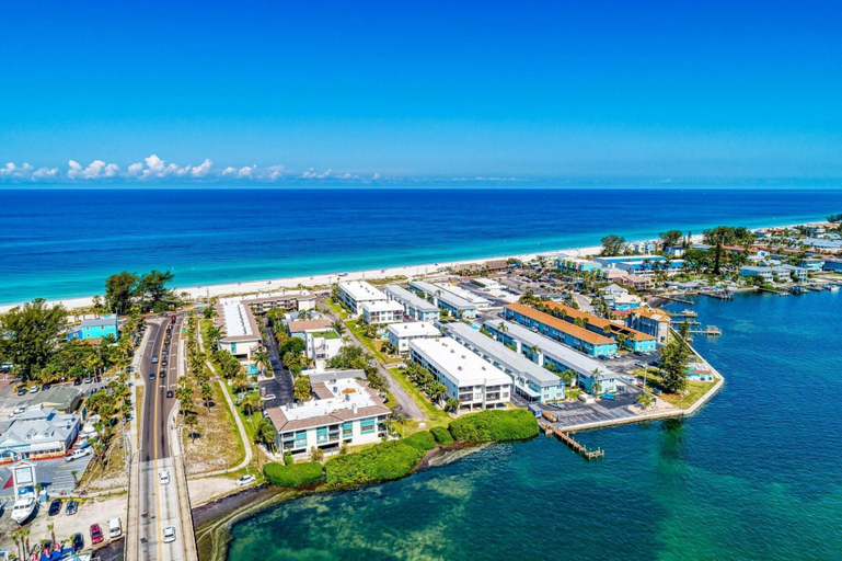 Room 5, Gulf Breeze Ami-2bd-2ba-condo-private Beach Access-heater Pool-water Views From Every Window, Manatee