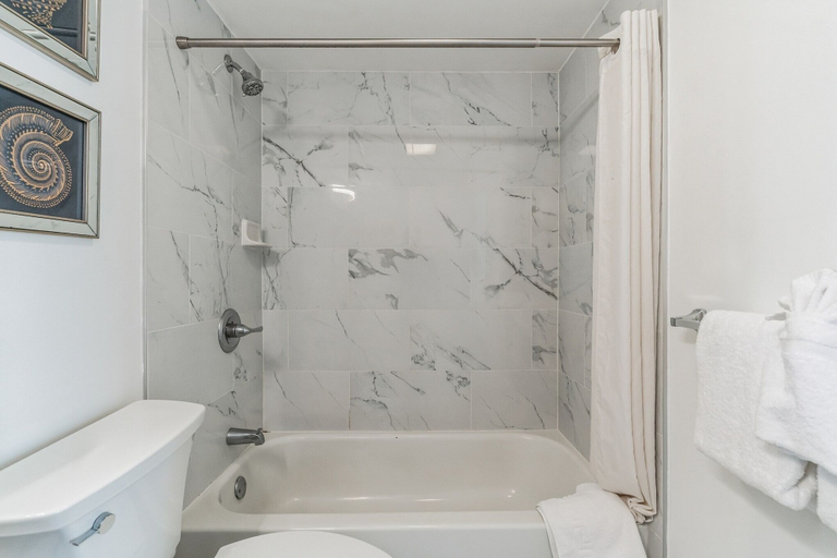 Bathroom 3, Deluxe Waikiki Condo Pool View FREE Parking & Wi-Fi, Honolulu