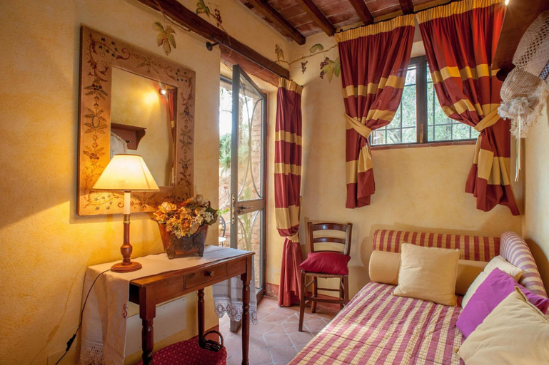 Bedroom 4, Villa Pallina in Aquilea, Lucca