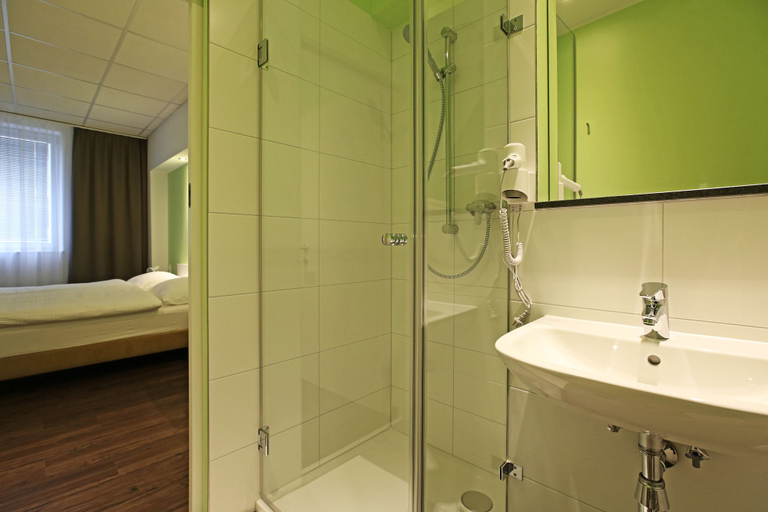 Bathroom 3, Montagehotel Business & City, Linz