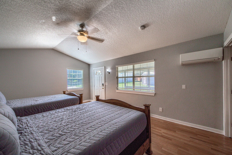 Room 5, Quiet Your Mind Ot 250qm 1 Bedroom Home by RedAwning, Comal