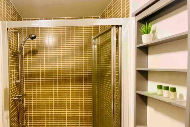 Bathroom 3, Spacious Flat in Birmingham City - Free Parking, Birmingham