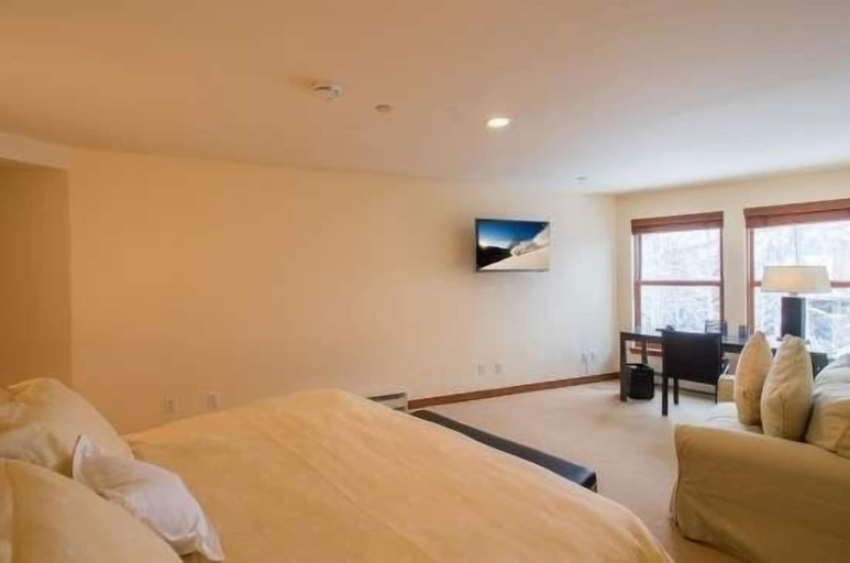 Room 2, Northwoods Private Condo with Easy Ski-In Ski-Out Access by RedAwning, Eagle