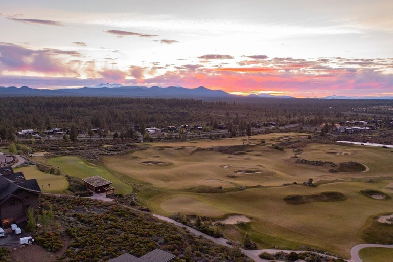 Golf, Stone 5 Bedroom Home by RedAwning, Deschutes