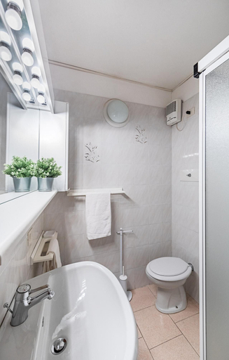 Others 3, I Girasoli C14 Apartment by Wonderful Italy, Brescia