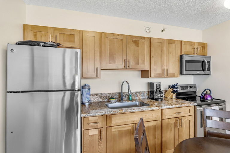 Others 5, Tower 2 Suite 3709 - QQP, Honolulu