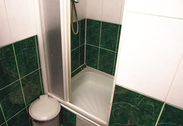 Bathroom, Globus Hostel, Solomians'kyi