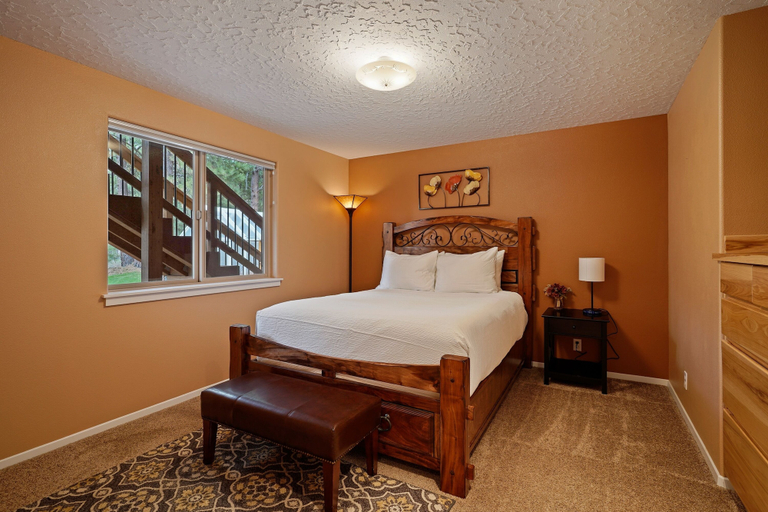 Room 2, 16 Jillian 4 Bedroom Home by RedAwning, Deschutes