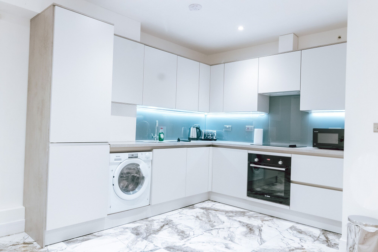 Others 3, Inviting 1 Bed Apartment in Purley, London