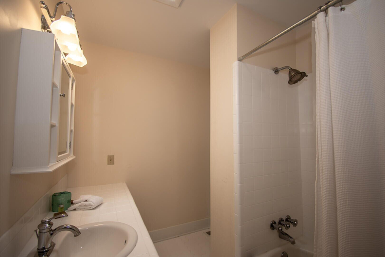 Bathroom 4, 780 Marlin Dr, Beaufort