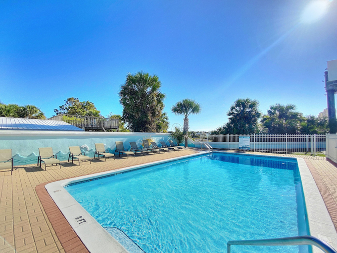 Sport & Beauty 5, Paradise By The Pier 2 Bedroom Home by RedAwning, Bay